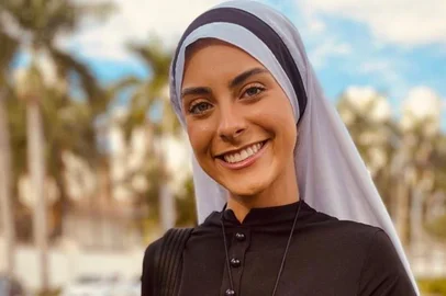 Um vídeo que mostra uma freira vendendo terços em um bar de Goiânia viralizou nas redes sociais nos últimos dias. O conteúdo, que acumula mais de 700 mil curtidas, apresenta Kamila Cardoso, 21 anos, conhecida como Irmã Eva.<!-- NICAID(16050696) -->