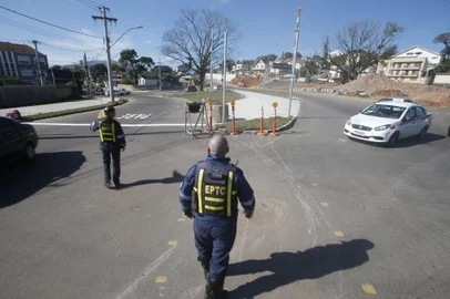 AVENIDA TRONCO - A nova rotatória no entroncamento das avenidas Gastão Haslocher Mazeron, Moab Caldas e Silva Paes, na Zona Sul da Capital, entrará em operação nesta segunda-feira, 14, a partir das 9h. A estrutura viária possibilitará o avanço das obras de duplicação da avenida Tronco. Aproveitamos para conferir com a Prefeitura da Capital como estão as obras, que foram projetadas para a Copa de 2014 e seguem até agora<!-- NICAID(15509642) -->