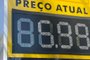 16/08/2023 - PORTO ALEGRE, RS / COMBUSTIVEIS / AUMENTO - Mesmo antes da gasolina com o valor reajustado pela Petrobras chegar na bomba, postos de gasolina de Porto Alegre e Região Metropolitana venderam o combustível mais caro a partir da manhã desta quarta-feira (16). GZH visitou alguns locais e constatou que o aumento dos preços variava entre R$ 0,40 e 0,50. Muitos casos, a diferença a superior ao reajuste anunciado pela estatal. FOTO: Guilherme Milman, Agência RBS<!-- NICAID(15511608) -->