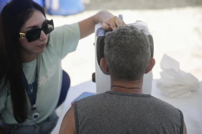 TRAMANDAÍ, RS, BRASIL - 2024.02.04 - Em Tramandaí tem Passaporte para a Saúde, com serviços de aferição da pressão, testes de glicose, acuidade visual e de prevenção às infecções sexualmente transmissíveis, além de orientações sobre cuidados com os olhos. (Foto: André Ávila/ Agência RBS)Indexador: Andre Avila<!-- NICAID(15669346) -->