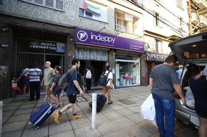 Evacuação Cidade baixa. Foto: Renan Mattos/Agencia RBS<!-- NICAID(15756686) -->