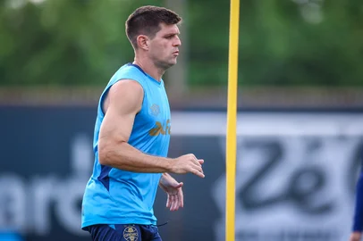 RS - FUTEBOL/ TREINO GREMIO 2025 - ESPORTES - Jogadores do Gremio realizam treino tÃ©cnico durante a tarde desta segunda-feira no CT Luiz Carvalho, na preparaÃ§Ã£o para a partida valida pelo Campeonato Brasileiro 2025. Na foto, Kannemann. FOTO: LUCAS UEBEL/GREMIO FBPA<!-- NICAID(16177967) -->