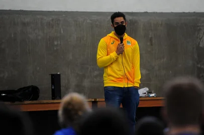 CAXIAS DO SUL, RS, BRASIL, 11/08/2021 - Depois de participar das olimpíadas de Tókio,  Fernando Kreling, o Cachopa, foi recebido como herói por atletas da UCS. Levantador caxiense teve ascensão meteórica e chega nos Jogos aos 25 anos. (Marcelo Casagrande/Agência RBS)<!-- NICAID(14860059) -->