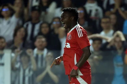 SANTOS X INTERNACIONALSP - BRASILEIRÃO/SANTOS X INTERNACIONAL - ESPORTES - Carbonero, do Internacional, comemora o seu gol na partida entre Santos e Internacional válida pela 16ª rodada do   Campeonato Brasileiro 2025, realizada no Estádio da Vila Belmiro, em Santos, na noite desta quarta-feira, 23.   23/07/2025 - Foto: GUILHERME DIONíZIO/CÓDIGO19/ESTADÃO CONTEÚDOEditoria: ESPORTESLocal: SANTOSIndexador: GUILHERME DIONíZIOFonte: CÃ³digo 19Fotógrafo: CÓDIGO19<!-- NICAID(16086880) -->