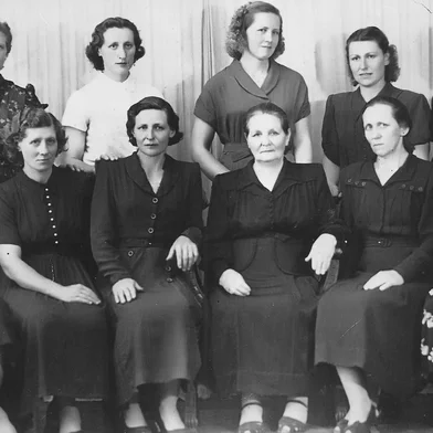 Família da matriarca Genoveva Gubert nos anos 1940. Casada com João Gubert, ela teve 15 filhos: 10 mulheres e cinco homens. Na foto vemos as filhas Edith Gubert, Jurema Weber, Zulmira de Souza, Odila Gubert, Clélia Weber, Graciema Gubert Bertin, Irene Mazzotti, Aurora Rech, Isalina Scalabrini e Rosalba Gubert.<!-- NICAID(12426730) -->