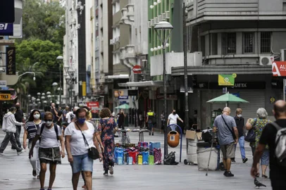 PORTO ALEGRE, RS, BRASIL, 01-03-2021: Rua dos Andradas. Parte do comercio fechado no primeiro dia util com as novas restricoes da bandeira preta devido ao agravamento da pandemia. Na regiao central ha movimento consideravel de pessoas, algumas sem mascara, e nao se encontra acoes de fiscalizacao ou orientacao. (Foto: Mateus Bruxel / Agencia RBS)Indexador: Mateus Bruxel<!-- NICAID(14724986) -->