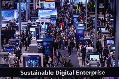 Visitors are seen at the booth of German industrial conglomerate Siemens during the opening of the Hannover Messe industrial trade fair for mechanical and electrical engineering and digital industries, on March 31, 2025 in Hanover, northern Germany. The fair opens its doors to the public on March 31 and will be running until April 4, 2025. According to the Hannover Messe, "more than 4,000 companies will be acting as an interconnected industrial ecosystem and demonstrating how climate neutrality can be achieved through electrification, digitization and automation". (Photo by RONNY HARTMANN / AFP)Editoria: FINLocal: HanoverIndexador: RONNY HARTMANNSecao: industrial productionFonte: AFPFotógrafo: STR<!-- NICAID(16006844) -->