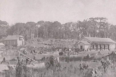 Colônia Erechim em 1912.Sede, chamada Erechim, é atual Getúlio Vargas.O nome do atual município de Erechim era Paiol Grande naquela época.<!-- NICAID(16234231) -->