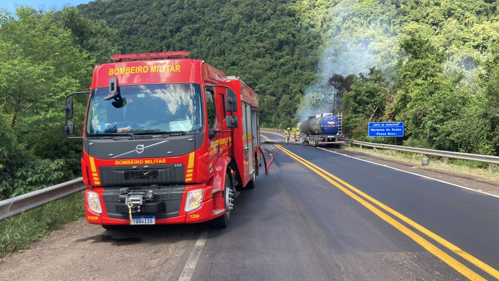 Carreta com carga de mela&ccedil;o pega fogo e bloqueia BR-386 por mais de tr&ecirc;s horas