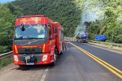Caminhão pega fogo sobre a ponte do Arroio Fão e bloqueia BR-386 nesta quinta-feira (2/4/2026)