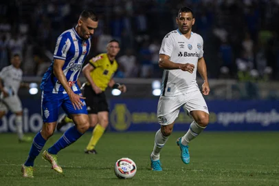 BRASILEIRO B 2022, CSA X GREMIOAL - BRASILEIRO B 2022, CSA X GREMIO - ESPORTES - BRASILEIRO B 2022, CSA X GREMIO - jogador do CSA disputa lance com jogador do Grêmio durante partida no estádio Rei Pele pelo campeonato Brasileiro B 2022. 23/06/2022 - Foto: FRANCISCO CEDRIM/AGIF - AGÊNCIA DE FOTOGRAFIA/AGIF - AGÊNCIA DE FOTOGRAFIA/ESTADÃO CONTEÚDOEditoria: ESPORTESLocal: MACEIÓIndexador: FRANCISCO CEDRIMFotógrafo: AGIF - AGÊNCIA DE FOTOGRAFIA<!-- NICAID(15131395) -->