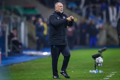 RS - FUTEBOL/CAMPEONATO BRASILEIRO 2025/GREMIO x CORINTHIANS - ESPORTES - Lance da partida entre Gremio e Corinthians isputada na noite desta quinta-feira, na Arena do Gremio, em partida valida pela Campeonato Brasileiro 2025. Na foto, Mano Menezes. FOTO: LUCAS UEBEL/GREMIO FBPA<!-- NICAID(16058876) -->