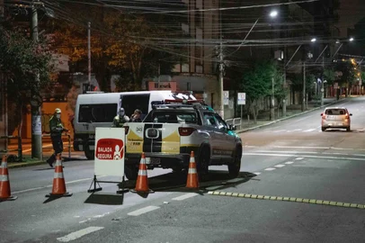 Servidores da Fiscalização de Trânsito e da Guarda Municipal realizaram mais uma Operação Balada Segura, neste domingo (13), no Centro de Caxias do Sul. Em 50 minutos de fiscalização, 11 autuações por infrações de trânsito foram registradas, sendo sete destas para motoristas que dirigiam sob efeito de bebidas alcoólicas.<!-- NICAID(15040322) -->