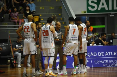 CAXIAS DO SUL, RS, BRASIL, 05/12/2024. Caxias do Sul Basquete x Franca, jogo válido pela 17ª rodada do Novo Basquete Brasil - NBB 2024/2025 - realizado no ginásio do Sesi. (Porthus Junior/Agência RBS)<!-- NICAID(15929783) -->