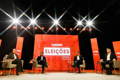 PORTO ALEGRE, RS, BRASIL, 06-08-2026: Debate com os principais candidatos ao governo do Rio Grande do Sul promovido pela Rádio Gaúcha no Teatro da Pucrs. Participam Gabriel Souza (MDB), Juliana Brizola (PDT), Luciano Zucco (PL) e Marcelo Maranata (PSDB). Evento dá início à cobertura oficial do pleito estadual de 2026. Foto: Renan Mattos/ Grupo RBS<!-- NICAID(16341181) -->