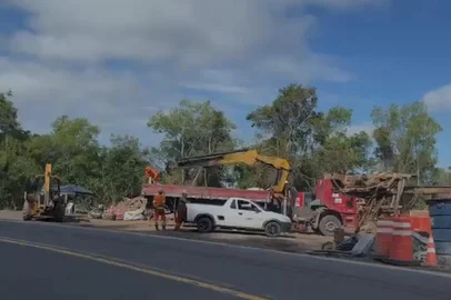 Após sete meses de trânsito em sistema de pare e siga, o fluxo no km 316 da BR-158 foi totalmente liberado na manhã desta segunda-feira (03), entre Santa Maria e Itaara, na Região Central do Estado.<!-- NICAID(16159526) -->