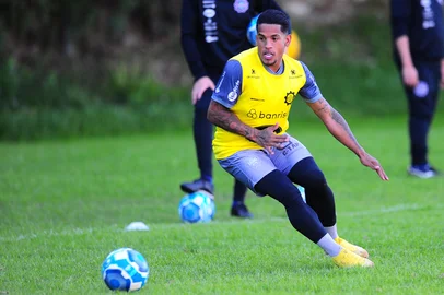 Porthus Junior / Agencia RBS CAXIAS DO SUL, RS, BRASIL, 04/07/2023. Treino do Caxias no CT Baixada Rubra Vanderlei Bersaghi. O Caxias está disputando a série D do Campeonato Brasileiro. Na foto, novo reforço, atacante Vitor Feijão. (Porthus Junior/Agência RBS)Indexador: <!-- NICAID(15473508) -->