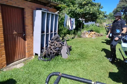 DRACO e Força Tarefa de Desmanche apreendem nove toneladas de peças veiculares em Caxias do SulNa manhã desta terça-feira (20), a Força Tarefa de Desmanche esteve novamente em Caxias do Sul/RS, à pedido da Delegacia de Polícia de Repressão às Ações Organizadas Criminosas, DRACO, em complemento à investigação que apura um desmanche clandestino identificado na última quarta-feira, quando foi preso em flagrante o responsável pelo local por Receptação Qualificada em São Virgílio.Na ação de hoje, a força tarefa, que é composta por Detran/RS, IGP, BM, Bombeiros e Polícia Civil, por meio da DRACO, recolheu diversas peças veiculares, que pesaram nove toneladas, para depósito por infrações administrativas.<!-- NICAID(16207529) -->