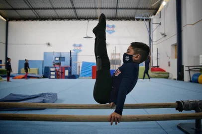 Theo Popiolek, 6 anos, durante treinamento na escola de ginástica artística do Gremio Nautico Uniao. Foto: Mateus Bruxel / Agência RBS<!-- NICAID(14851322) -->