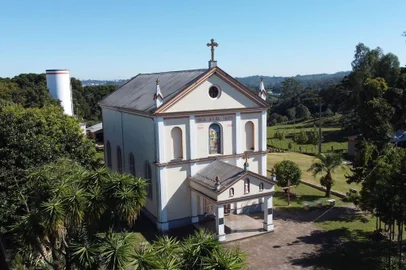 Projeto mostra 14 edificações com relatos dos moradores dos lugaresA fé e a religiosidade são pilares da cultura na Serra Gaúcha. É nesse contexto que o projeto As Capelas de Forqueta reúne 14 produções audiovisuais mostrando estas edificações religiosas, sua história e particularidades, incluindo depoimentos dos moradores e freqüentadores destes espaços. O material estará disponível a partir desta segunda-feira (12) em site criado para esta finalidade. A iniciativa é da Varsóvia Educação e Cultura e Ponto de Cultura Costurando Sonhos.<!-- NICAID(15293672) -->