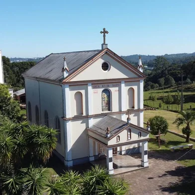 Projeto mostra 14 edificações com relatos dos moradores dos lugaresA fé e a religiosidade são pilares da cultura na Serra Gaúcha. É nesse contexto que o projeto As Capelas de Forqueta reúne 14 produções audiovisuais mostrando estas edificações religiosas, sua história e particularidades, incluindo depoimentos dos moradores e freqüentadores destes espaços. O material estará disponível a partir desta segunda-feira (12) em site criado para esta finalidade. A iniciativa é da Varsóvia Educação e Cultura e Ponto de Cultura Costurando Sonhos.<!-- NICAID(15293672) -->