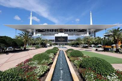 Miami Gardens, Florida, USA - November 3, 2022: Hard Rock Stadium in Miami Gardens, Florida. Hard Rock Stadium is a multi-purpose stadium and home to the Miami Dolphins of the NFL.Fonte: 543943946<!-- NICAID(15616496) -->