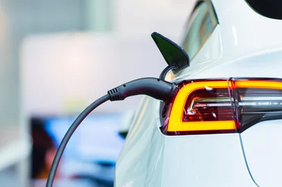 Carro elétrico carregandoFonte: 425918505<!-- NICAID(16004698) -->