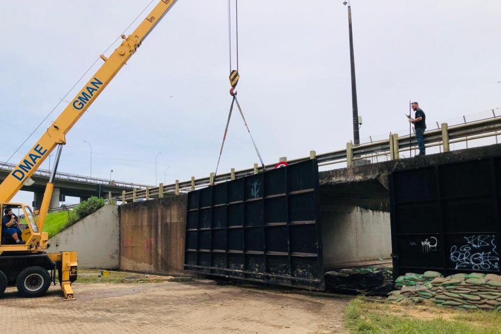 &Uacute;ltimas comportas do sistema de prote&ccedil;&atilde;o contra enchentes s&atilde;o reabertas em Porto Alegre