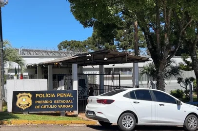 Reprodução RBS TV / Divulgação Servidor é preso e três são afastados em operação no Presídio Estadual de Getúlio Vargas<!-- NICAID(16162018) -->