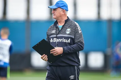 RS - FUTEBOL/TREINO GREMIO  - ESPORTES - Jogadores do Gremio Grêmio Luiz Felipe Scolari Felipão realizam treino durante a manha deste sabado, na preparaÃ§Ã£o para o Campeonato Brasileiro 2021. FOTO: LUCAS UEBEL/GREMIO FBPA<!-- NICAID(14886792) -->