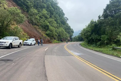 Trânsito liberado na RS-122, km 43, após queda de barreira, em Farroupilha<!-- NICAID(15132868) -->