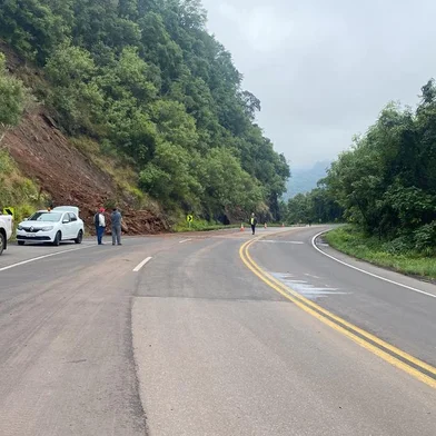 Trânsito liberado na RS-122, km 43, após queda de barreira, em Farroupilha<!-- NICAID(15132868) -->
