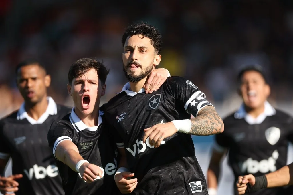 Botafogo usa bem a bola parada, vence o Red Bull Bragantino e respira ...