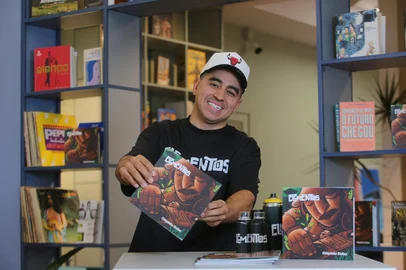 CAXIAS DO SUL, RS, BRASIL, 06/08/2025. Chiquinho Divilas lança livro infantojuvenil que une hip hop e consciência ambiental. O nome do livro é Elemental. (Porthus Junior/Agência RBS)<!-- NICAID(16095866) -->