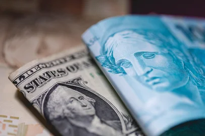 Dólar e real, moedas oficias do Estados Unidos e Brasil<!-- NICAID(15422459) -->