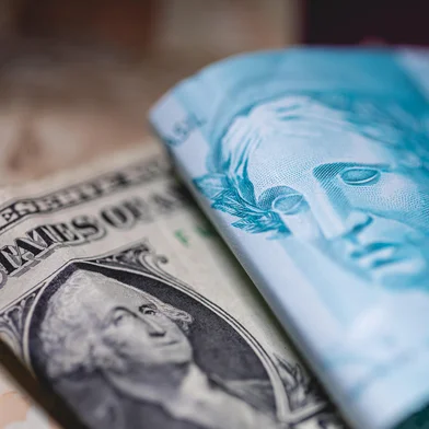 Dólar e real, moedas oficias do Estados Unidos e Brasil<!-- NICAID(15422459) -->