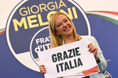 Leader of Italian far-right party "Fratelli d'Italia" (Brothers of Italy), Giorgia Meloni holds a placard reading "Thank You Italy" after she delivered an address at her party's campaign headquarters overnight on September 26, 2022 in Rome, after the country voted in a legislative election. - Far-right leader Giorgia Meloni won big in Italian elections on September 25, the first projections suggested, putting her eurosceptic populists on course to take power at the heart of Europe. (Photo by Andreas SOLARO / AFP)Editoria: POLLocal: RomeIndexador: ANDREAS SOLAROSecao: electionFonte: AFPFotógrafo: STF<!-- NICAID(15216918) -->