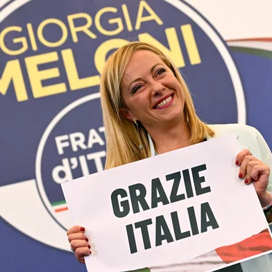 Leader of Italian far-right party "Fratelli d'Italia" (Brothers of Italy), Giorgia Meloni holds a placard reading "Thank You Italy" after she delivered an address at her party's campaign headquarters overnight on September 26, 2022 in Rome, after the country voted in a legislative election. - Far-right leader Giorgia Meloni won big in Italian elections on September 25, the first projections suggested, putting her eurosceptic populists on course to take power at the heart of Europe. (Photo by Andreas SOLARO / AFP)Editoria: POLLocal: RomeIndexador: ANDREAS SOLAROSecao: electionFonte: AFPFotógrafo: STF<!-- NICAID(15216918) -->