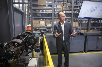 CAXIAS DO SUL, RS, BRASIL, 05/02/2026. E-sys, motor de tração elétrico lançado em 2022 para carretas, passará a ser implantado em caminhões após liberação do governo federal. Sistema voltado para o transporte de cargas foi desenvolvendo na Suspensys, de Caxias do Sul. Na foto: Pedro Orlando, gerente de Eletromobilidade da Suspensys. (Ariéli Ziegler/Agência RBS)Indexador: Arieli Ziegler<!-- NICAID(16219388) -->