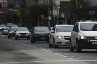 CAXIAS DO SUL, RS, BRASIL, 25/04/2022. Movimento de carros no centro de Caxias do Sul. (Bruno Todeschini/Agência RBS)<!-- NICAID(15077361) -->