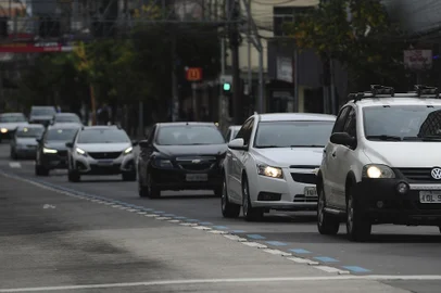 CAXIAS DO SUL, RS, BRASIL, 25/04/2022. Movimento de carros no centro de Caxias do Sul. (Bruno Todeschini/Agência RBS)<!-- NICAID(15077361) -->