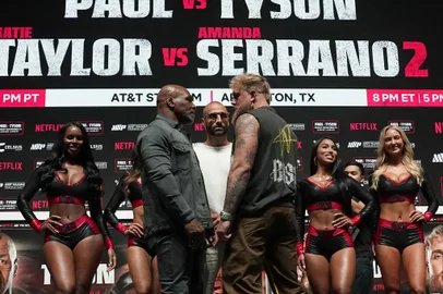US boxer Mike Tyson (L) and US boxer-actor Jake Paul (R) face each other during a press conference ahead of their heavyweight bout at The Pavilion at Toyota Music Factory in Irving, Texas, on November 13, 2024. (Photo by TIMOTHY A. CLARY / AFP)Editoria: SPOLocal: IrvingIndexador: TIMOTHY A. CLARYSecao: heavyweightFonte: AFPFotógrafo: STF<!-- NICAID(15913691) -->