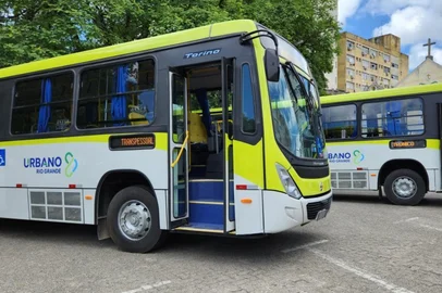 Os trabalhadores rodoviários de Rio Grande aceitaram no começo da manhã desta quarta-feira (14) a proposta apresentada pela Transpessoal, que presta o serviço de transporte coletivo no município, encaminhada na tarde de terça (13) após audiência de conciliação. A greve da categoria, que começou na madrugada de segunda-feira (12), chegou ao fim com a volta de 100% da frota dos ônibus às 7h07min desta quarta.<!-- NICAID(16036478) -->