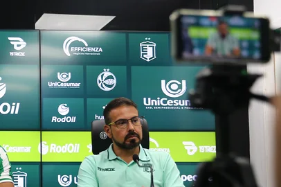 CAXIAS DO SUL, RS, BRASIL, 06/03/2025. Apresentação do novo atacante do Juventude, Alan Kardec. O jogador assina contrato até o final da temporada. Na foto com Lucas Andrino (E), executivo de futebol e Fábio Pizzamiglio, presidente do clube. (Porthus Junior/Agência RBS)<!-- NICAID(16239771) -->