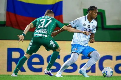 Gremio x ChapecoenseRS - FUTEBOL/CAMPEONATO BRASILEIRO 2025/GREMIO X CHAPECOENSE  - ESPORTES - Lance da partida entre Gremio e Chapecoense disputada na noite desta segunda-feira, na Arena Conda, em Chapeco partida valida pela Campeonato Brasileiro 2026. FOTO: LUCAS UEBEL/GREMIO FBPAEditoria: SPOLocal: ChapecoIndexador: Lucas UebelSecao: futebolFonte: Gremio.netFotógrafo: Gremio x Chapecoense<!-- NICAID(16246641) -->