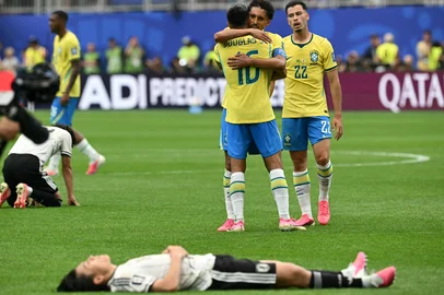 Brazil's defender #16 Douglas Santos (standing 3rdR) celebrates with Brazil's defender #04 Marquinhos (standing 2ndR) at the end of the 2026 World Cup round of 32 football match between Brazil and Japan at the Houston Stadium in Houston on June 29, 2026.  (Photo by RONALDO SCHEMIDT / AFP)Editoria: SPOLocal: HoustonIndexador: RONALDO SCHEMIDTSecao: soccerFonte: AFPFotógrafo: STF<!-- NICAID(16316536) -->