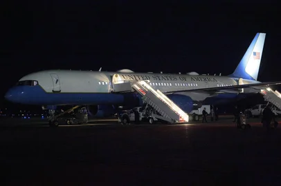 President Trump Departs For Davos Forum In SwitzerlandJOINT BASE ANDREWS, MARYLAND - JANUARY 20: A view of the plane which will now carry President Trump to Switzerland after Air Force One returned to Joint Base Andrews on January 20, 2026 in Joint Base Andrews, Maryland. Air Force One, with President Donald Trump on board, returned to Joint Base Andrews shortly after departing for Switzerland due to a minor electrical issue.   Chip Somodevilla/Getty Images/AFP (Photo by CHIP SOMODEVILLA / GETTY IMAGES NORTH AMERICA / Getty Images via AFP)Editoria: POLLocal: Joint Base AndrewsIndexador: CHIP SOMODEVILLASecao: governmentFonte: GETTY IMAGES NORTH AMERICAFotógrafo: CONTRIBUTOR<!-- NICAID(16207960) -->