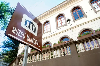 Cultura abrirá três museus para visitação aos domingosOs espaços estarão abertos das 10h às 16h, a partir do dia 02 de abril, e a entrada é gratuitaO Museu Ambiência Casa de Pedra, o Museu Municipal e o Museu dos Ex-Combatentes da Força Expedicionária Brasileira na II Guerra Mundial, além de abrirem de terça a sábado, a partir do dia 02 de abril, das 10h às 16h, também estarão abertos aos domingos proporcionando um programa diferente aos caxienses. Os três espaços repletos de memória e que guardam histórias estarão esperando pela visita da comunidade local, além dos turistas.<!-- NICAID(15381146) -->
