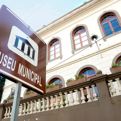 Cultura abrirá três museus para visitação aos domingosOs espaços estarão abertos das 10h às 16h, a partir do dia 02 de abril, e a entrada é gratuitaO Museu Ambiência Casa de Pedra, o Museu Municipal e o Museu dos Ex-Combatentes da Força Expedicionária Brasileira na II Guerra Mundial, além de abrirem de terça a sábado, a partir do dia 02 de abril, das 10h às 16h, também estarão abertos aos domingos proporcionando um programa diferente aos caxienses. Os três espaços repletos de memória e que guardam histórias estarão esperando pela visita da comunidade local, além dos turistas.<!-- NICAID(15381146) -->