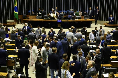 Plenário da Câmara dos Deputados durante sessão conjunta do Congresso Nacional destinada à deliberação de vetos presidenciais a matérias aprovadas por senadores e deputados. Na pauta estão 40 vetos parciais e totais, entre eles os vetos ao marco temporal de demarcações das terras indígenas, às regras do Conselho Administrativo de Recursos Fiscais (Carf) e ao novo regime fiscal.<!-- NICAID(15625850) -->